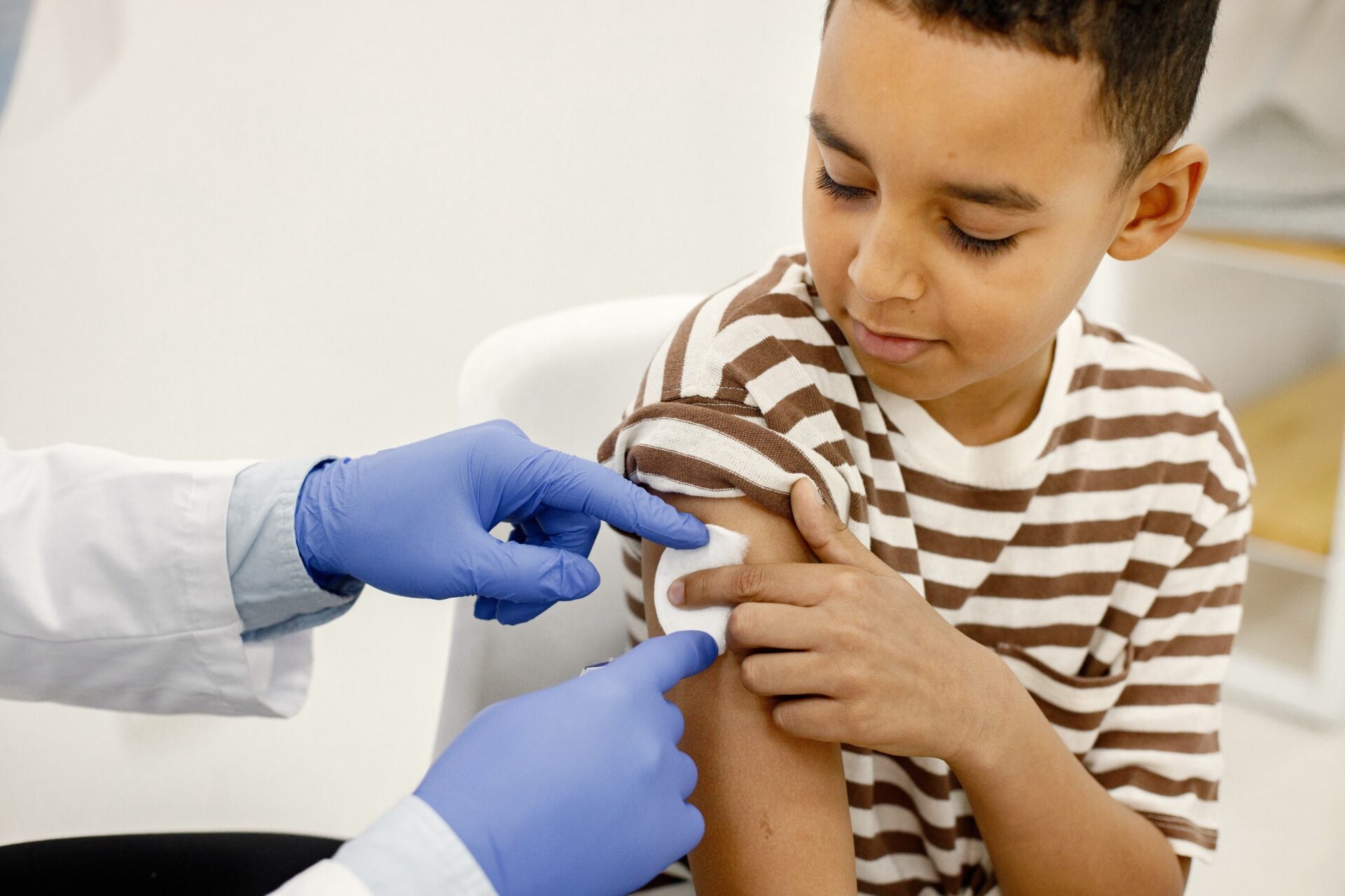 kid getting a shot pregnant vaccination doctor giving vaccine injection pregnant woman